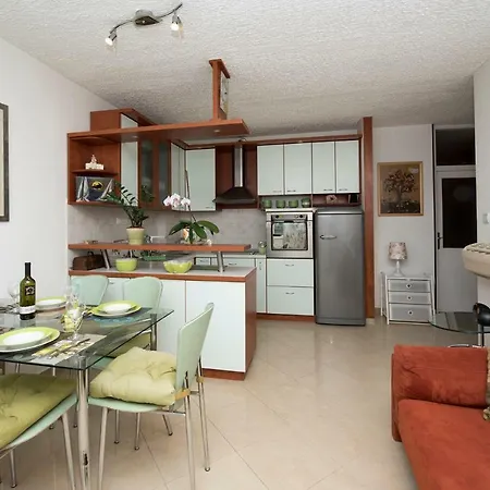 Sunny Side Up Apartment *